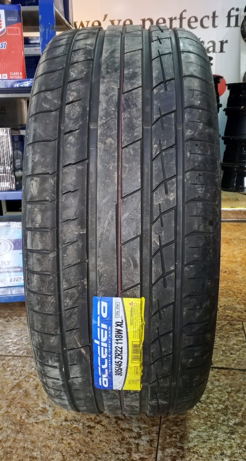 305/45R22 ACCELERA